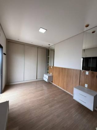 Sobrado com elevador no Vale das Oliveiras