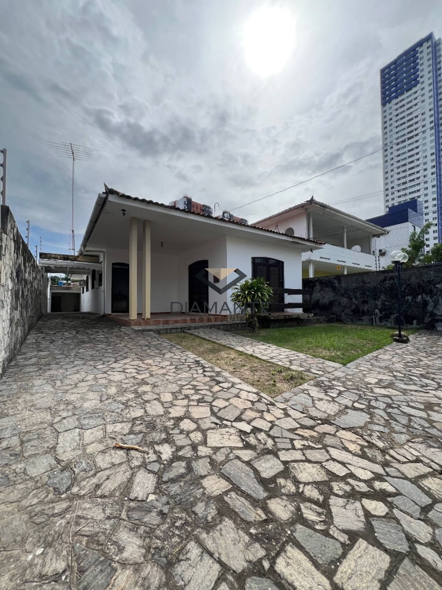 Casa Excelente Para Vender com 3 quartos 01 suítes no bairro Manaíra em João Pessoa