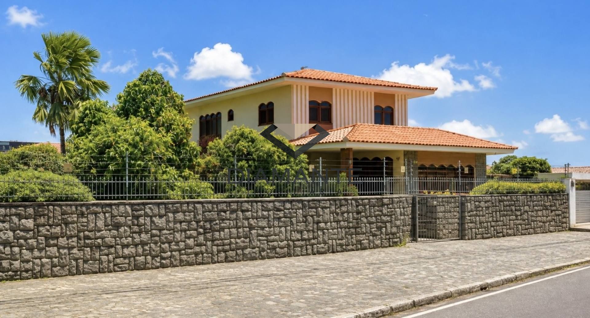 TERRENO DE ESQUINA COM 812 m², TAMBAUZINHO