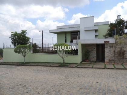 Casa para Alugar com 8 quartos sendo 6 suítes no Jardim Tavares em Campina Grande - PB