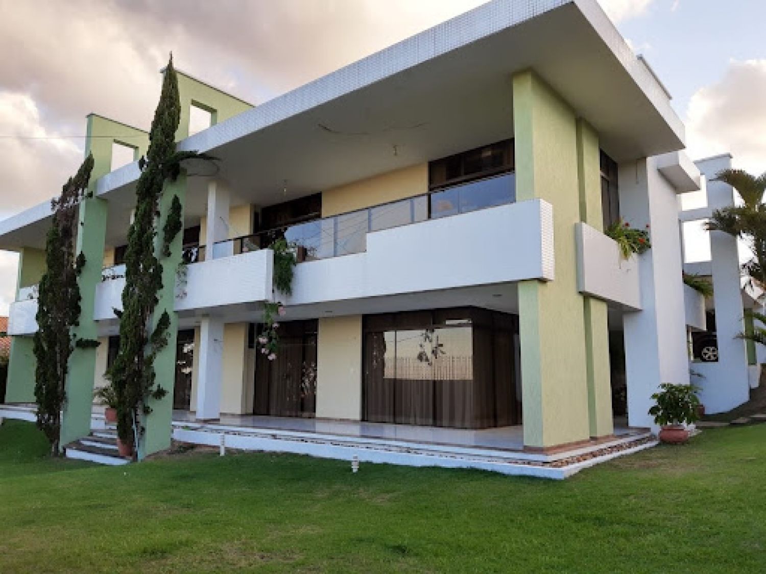 Vende-se Casa de 05 quartos no Jardim Tavares