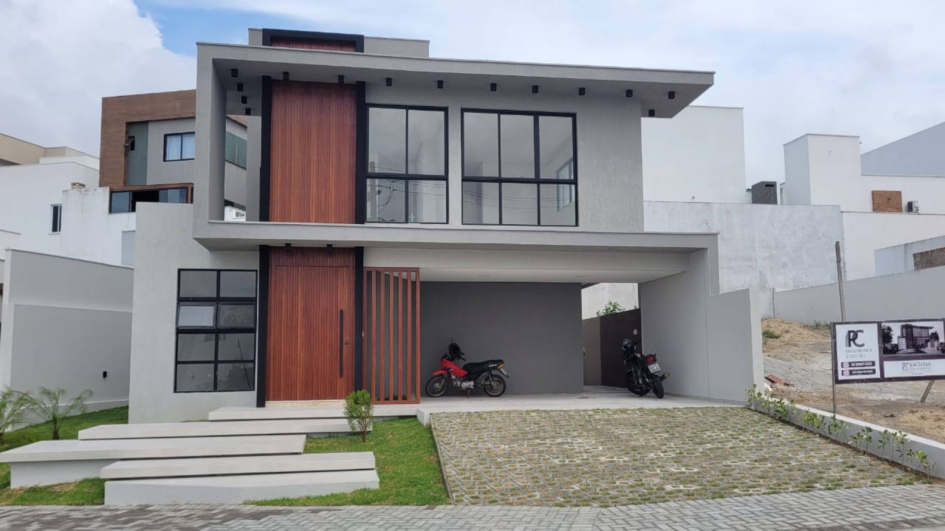 Vende-se duplex no Monteville