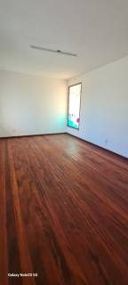 ÓTIMA CASA COM VOCAÇÃO COMERCIAL E RESIDENCIAL A VENDA