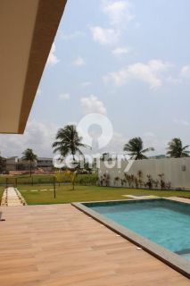 EXUBERANTE MANSÃO PÉ-NA-AREIA EM NO CONDOMÍNIO DAMHA