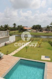 EXUBERANTE MANSÃO PÉ-NA-AREIA EM NO CONDOMÍNIO DAMHA