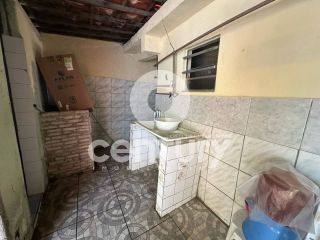 Casa no 18 do forte com 3/4 e garagem