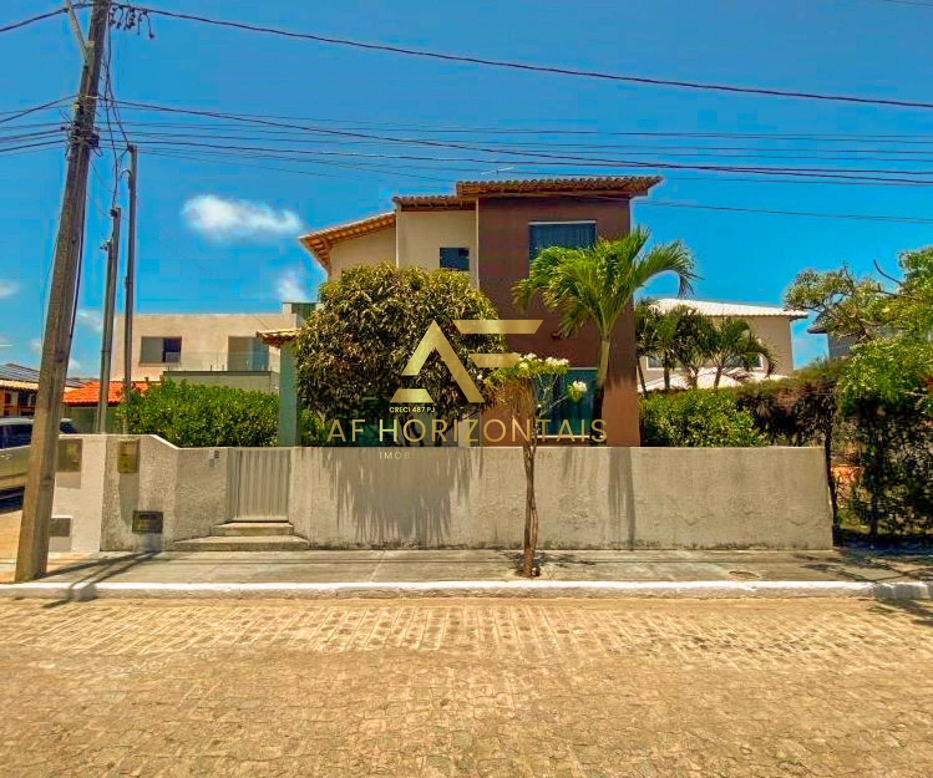 Casa com piscina No Condomínio Portal do Atlântico, com 4 quartos, sendo 2 suítes.