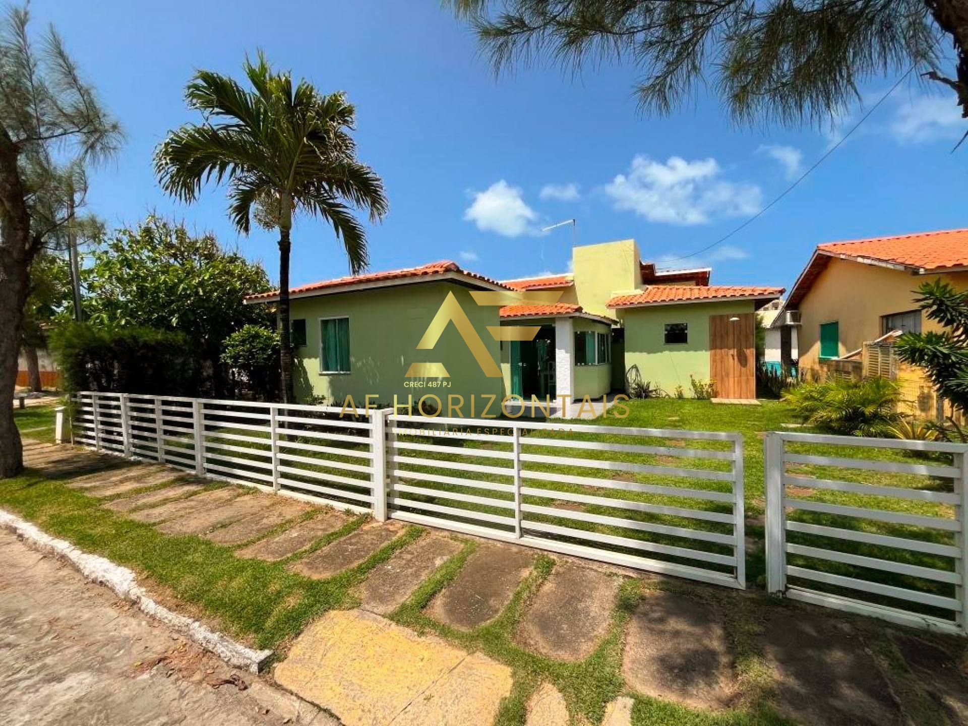 Casa no Condomínio Riviera Del Mar, 3 quartos (1 suíte), em frente à praia.