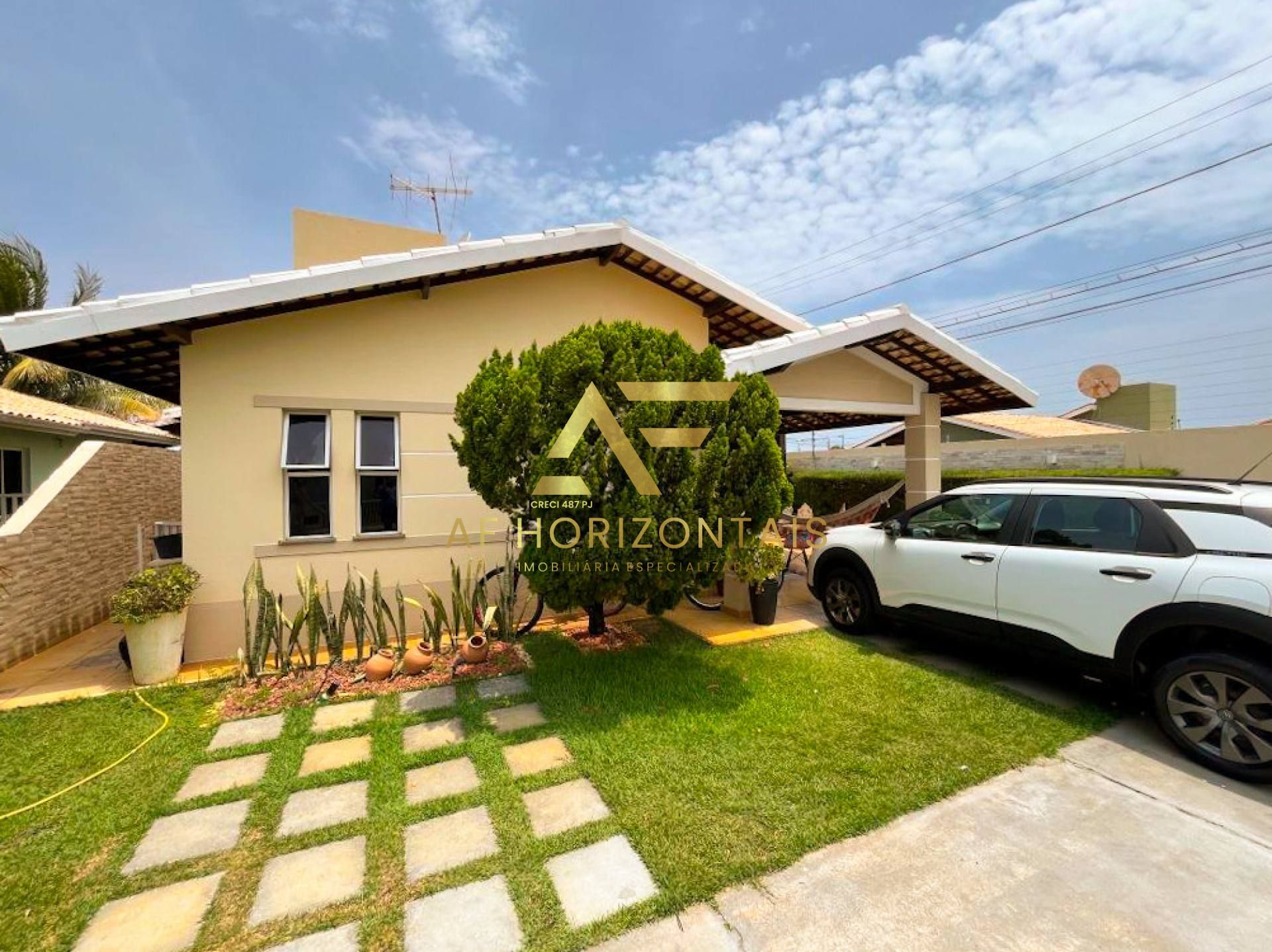 Linda casa com piscina no Condomínio Villa dos Bosques, Aruana, 3 quartos (1 suíte).