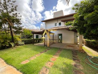 Casa com piscina no Condomínio São Lourenço (Aruana), com 3 quartos, sendo 1 suíte.
