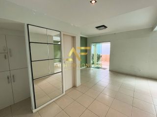 Casa com piscina no Condomínio São Lourenço (Aruana), com 3 quartos, sendo 1 suíte.
