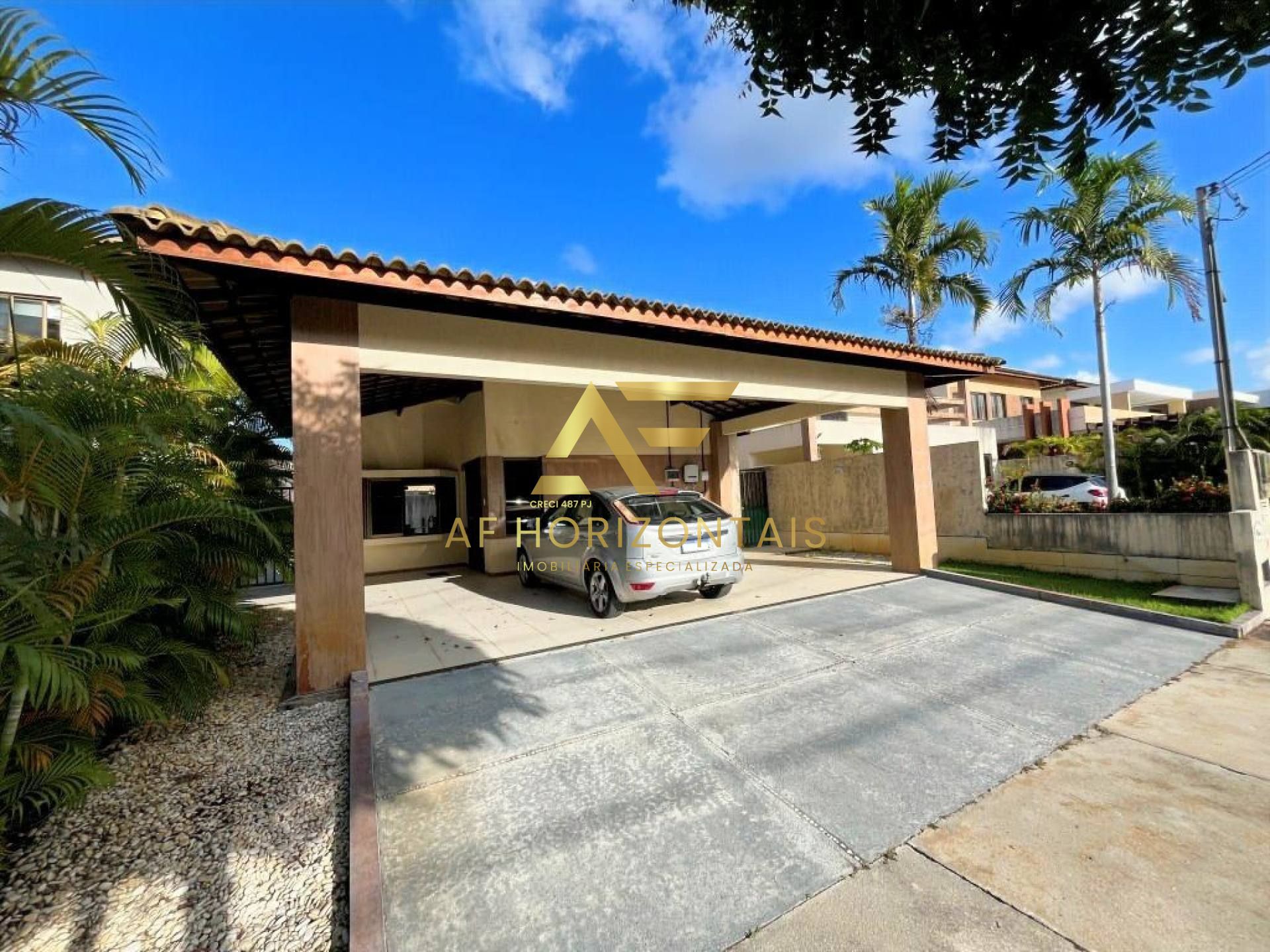 Casa no condomínio Alamedas do Sol, com 3 quartos (1 suíte), e sistema de energia solar.