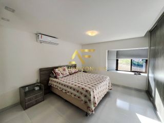 Casa no condomínio Alamedas do Sol, com 3 quartos (1 suíte), e sistema de energia solar.