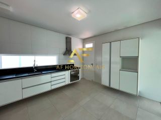 Casa no condomínio Reserva Aruanã, com 4 quartos (3 suítes).