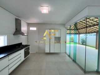 Casa no condomínio Reserva Aruanã, com 4 quartos (3 suítes).