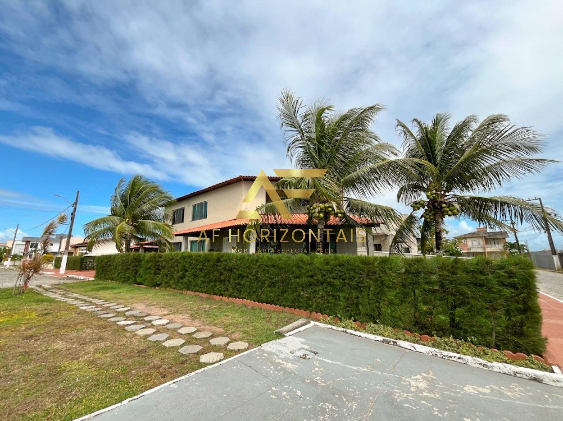 Casa aconchegante, com piscina, perto da praia e do shopping.