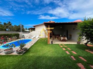 Casa aconchegante, com piscina, perto da praia e do shopping.