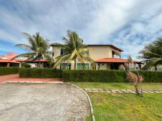 Casa aconchegante, com piscina, perto da praia e do shopping.