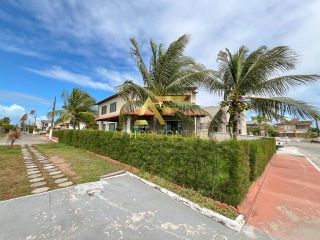 Casa aconchegante, com piscina, perto da praia e do shopping.