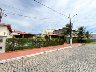 Casa aconchegante, com piscina, perto da praia e do shopping.