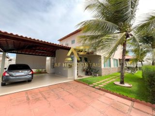 Casa aconchegante, com piscina, perto da praia e do shopping.