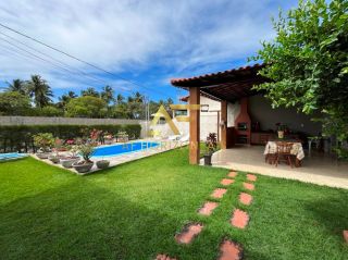Casa aconchegante, com piscina, perto da praia e do shopping.