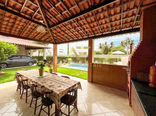 Casa aconchegante, com piscina, perto da praia e do shopping.
