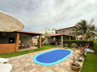 Casa aconchegante, com piscina, perto da praia e do shopping.