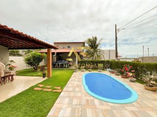 Casa aconchegante, com piscina, perto da praia e do shopping.