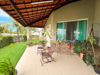 Casa aconchegante, com piscina, perto da praia e do shopping.