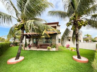 Casa aconchegante, com piscina, perto da praia e do shopping.