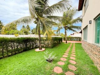 Casa aconchegante, com piscina, perto da praia e do shopping.