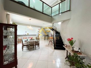 Casa aconchegante, com piscina, perto da praia e do shopping.