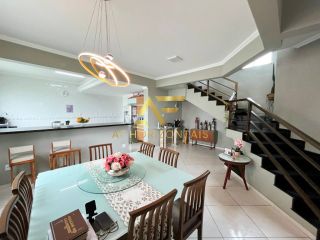 Casa aconchegante, com piscina, perto da praia e do shopping.