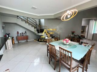 Casa aconchegante, com piscina, perto da praia e do shopping.