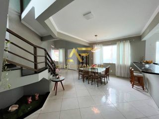 Casa aconchegante, com piscina, perto da praia e do shopping.
