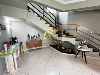 Casa aconchegante, com piscina, perto da praia e do shopping.