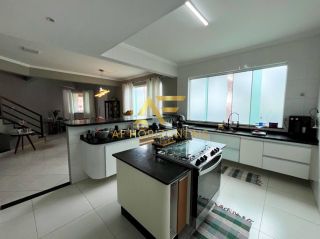 Casa aconchegante, com piscina, perto da praia e do shopping.