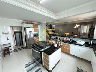 Casa aconchegante, com piscina, perto da praia e do shopping.