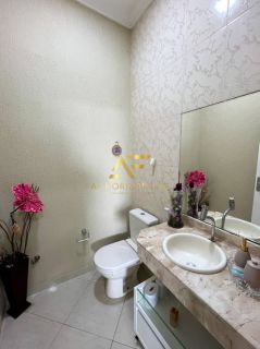 Casa aconchegante, com piscina, perto da praia e do shopping.