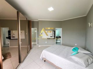 Casa aconchegante, com piscina, perto da praia e do shopping.