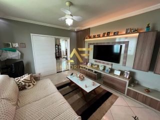 Casa aconchegante, com piscina, perto da praia e do shopping.