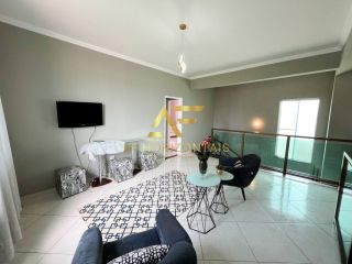Casa aconchegante, com piscina, perto da praia e do shopping.