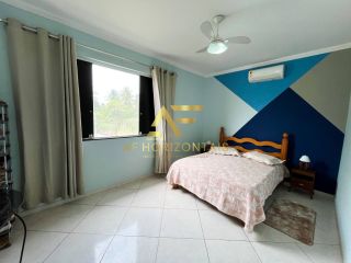 Casa aconchegante, com piscina, perto da praia e do shopping.