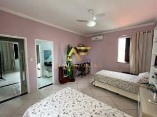 Casa aconchegante, com piscina, perto da praia e do shopping.
