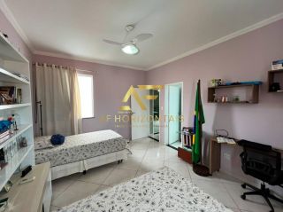 Casa aconchegante, com piscina, perto da praia e do shopping.