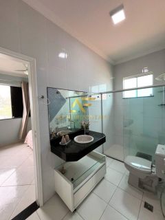 Casa aconchegante, com piscina, perto da praia e do shopping.