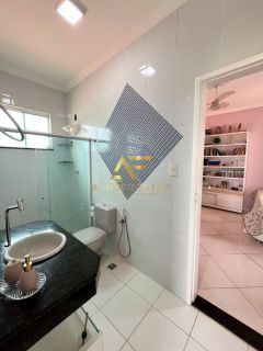 Casa aconchegante, com piscina, perto da praia e do shopping.