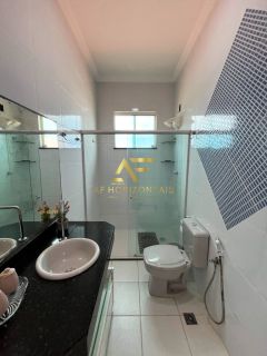 Casa aconchegante, com piscina, perto da praia e do shopping.