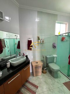 Casa aconchegante, com piscina, perto da praia e do shopping.